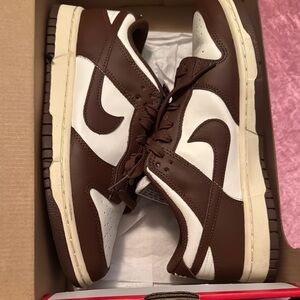 Nike woman’s dunk low Brown and White Sneakers
LIKE NEW